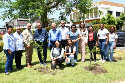 Rosas de Bayahíbe en el jardín del Listín Diario