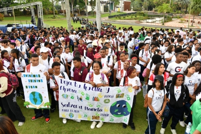 Más de 1,000 estudiantes participan en la 9na Caminata Ecológica por un Ambiente Sano en el JBN