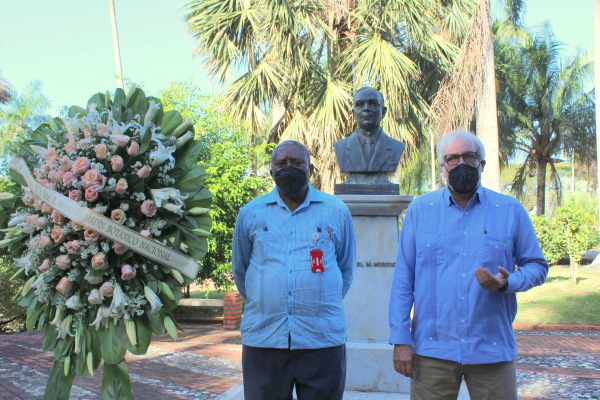 Jardín Botánico Nacional conmemora el 147 natalicio del Dr. Rafael M. Moscoso con ofrenda floral