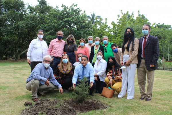 Comunidad libanesa en República Dominicana realiza siembra de Cedro del Líbano en el Jardín Botánico Nacional