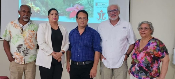 Director del Jardín Botánico de Holguín, Cuba imparte conferencia sobre las similitudes florísticas entre el nororiente de Cuba y La Española
