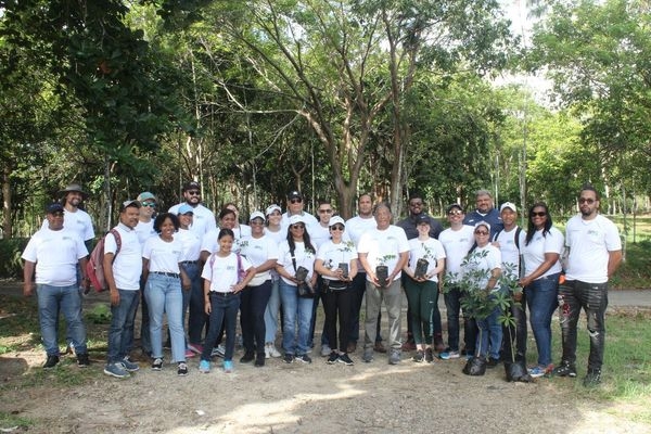 El JBN y AES Dominicana realizaron siembra de 300 ejemplares de Caobanilla
