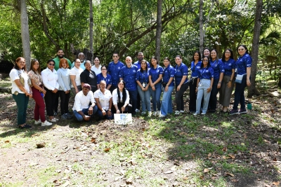 Jardín Botánico Nacional y Laboratorio Suiphar fortalecen lazos con siembra simbólica de árbol